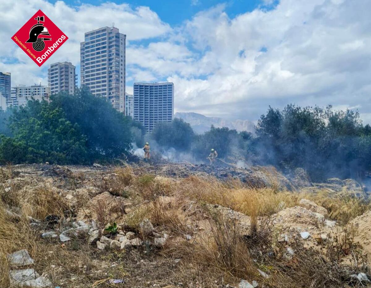 Declarado un incendio en una parcela privada en la Partida Armanello de Benidorm.