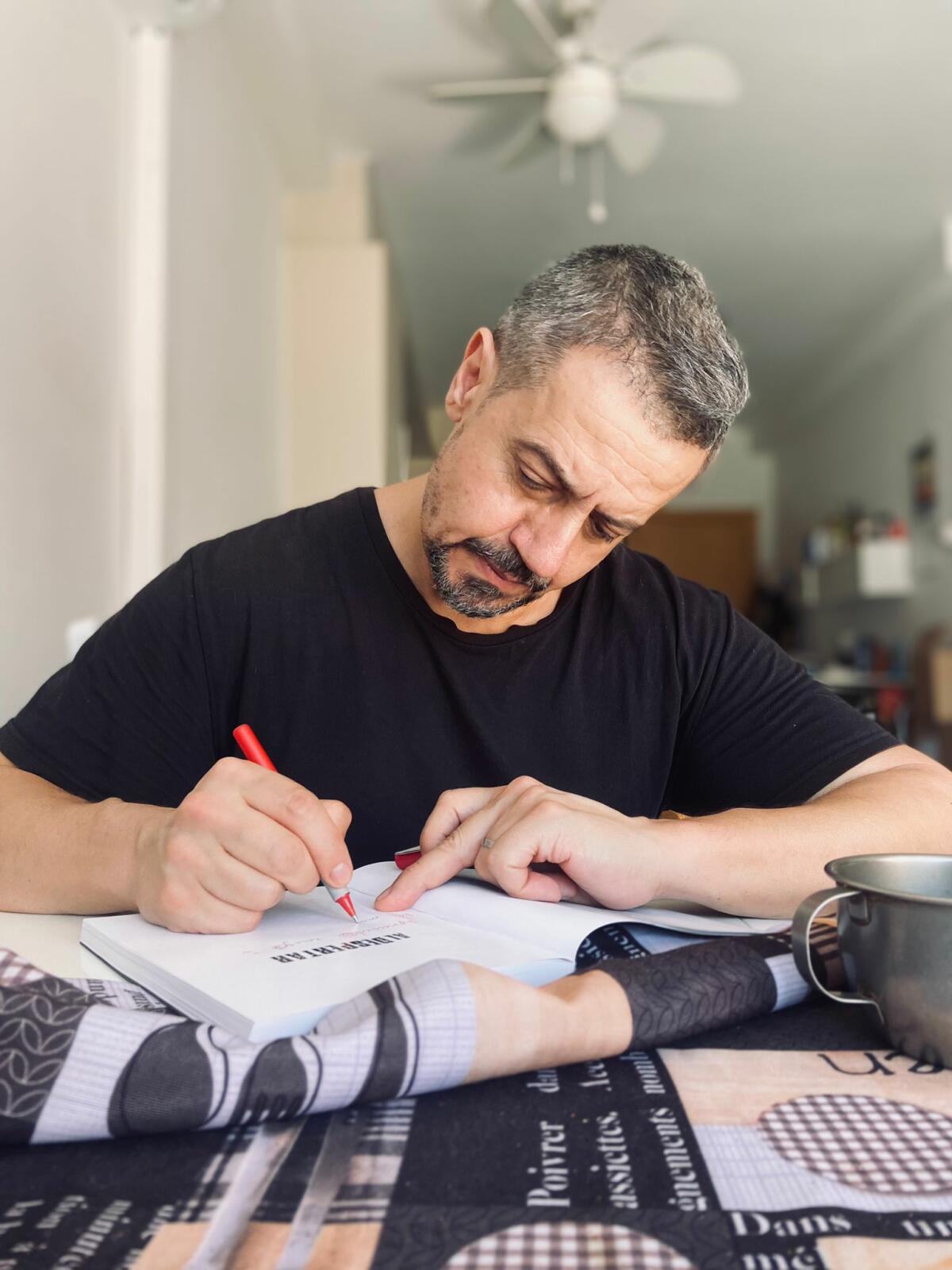 Carlos Dueñas: “¿Alguna vez hemos pensado que quizás el ser humano sea también una creación extraterrestre?”