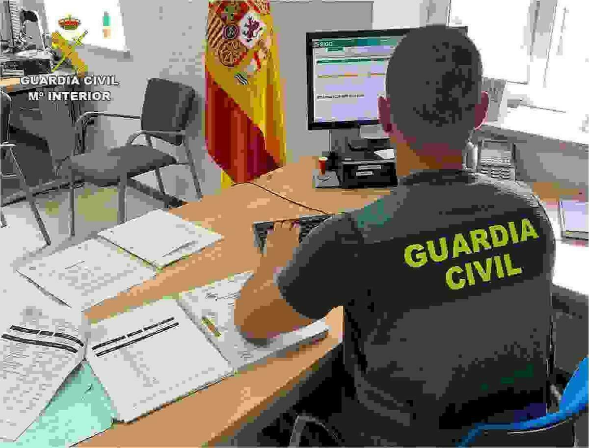 La Guardia Civil detiene en Cullera (Valencia) a una persona que alquilaba viviendas de forma fraudulenta.