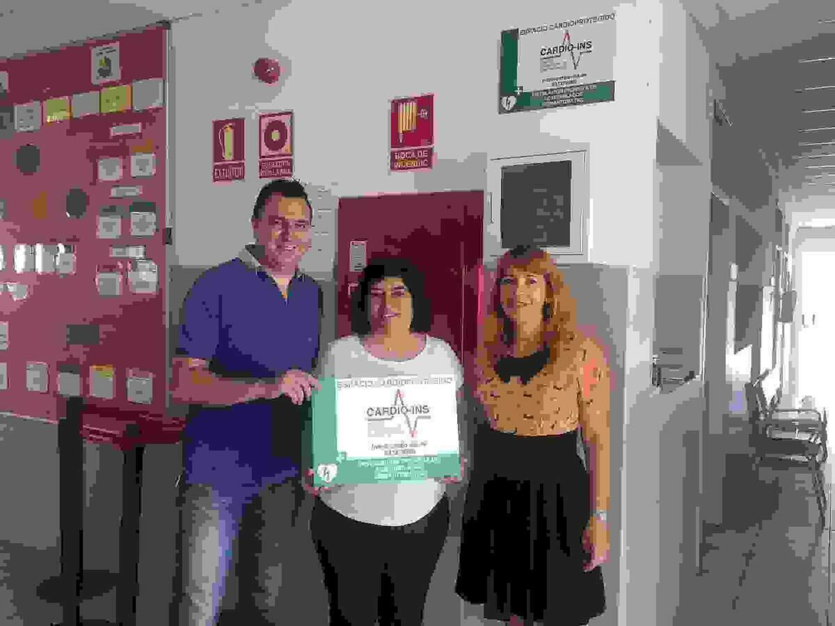 La Nuc&iacute;a &middot; El AMPA del Colegio Muixara instala un desfibrilador con el apoyo del centro y el Ayuntamiento
