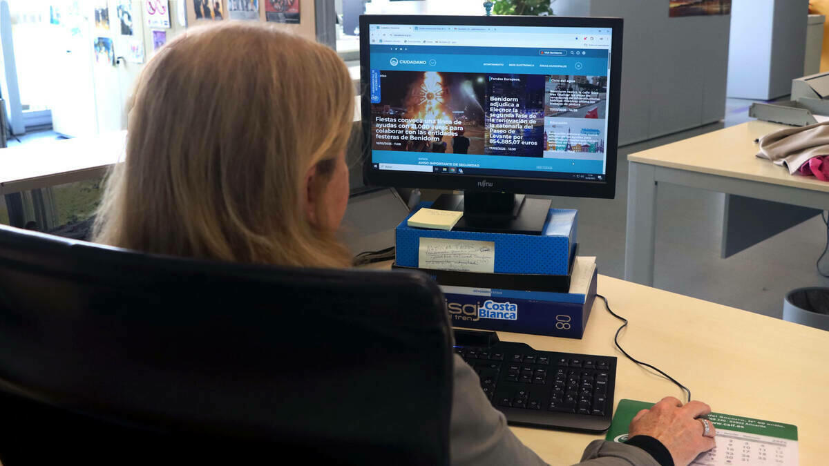 Benidorm licita el desarrollo de un ‘chatbot’ asistido con IA para mejorar la comunicación y el acceso a servicios de vecinos y turistas