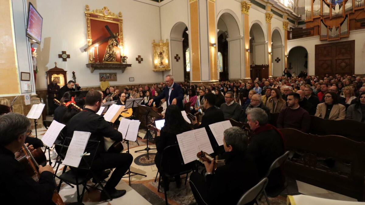 La rondalla de La Barqueta llena la iglesia de Sant Jaume y Santa Anna en su Concert de Nadal