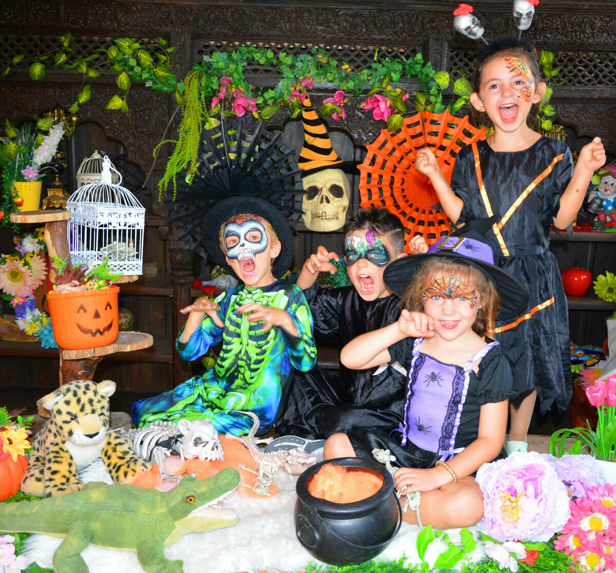 Terra Natura Benidorm celebra su tercera Fiesta Holiween con polvos fluorescentes para un Halloween sin miedo