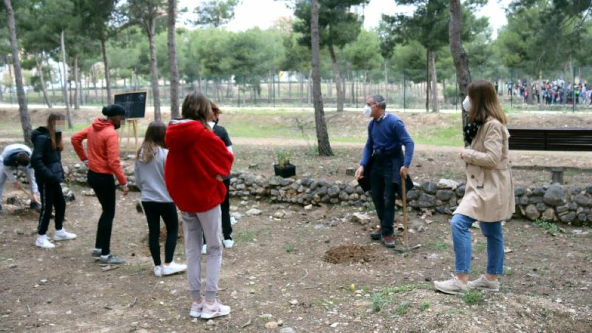 Alumnado del IES Beatriu Fajardo de Mendoza planta 150 arbustos y árboles en el entorno de la Séquia Mare