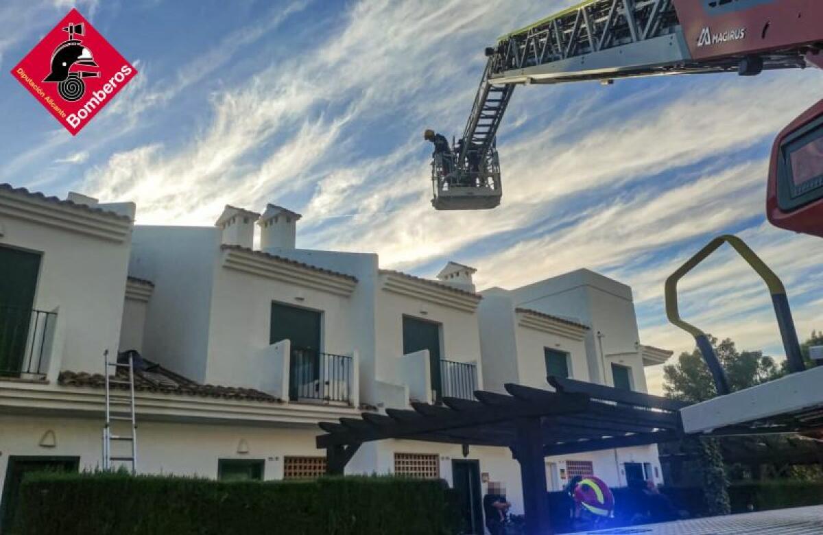 Rescate de un operario, al sufrir una caída en el tejado de una vivienda unifamiliar