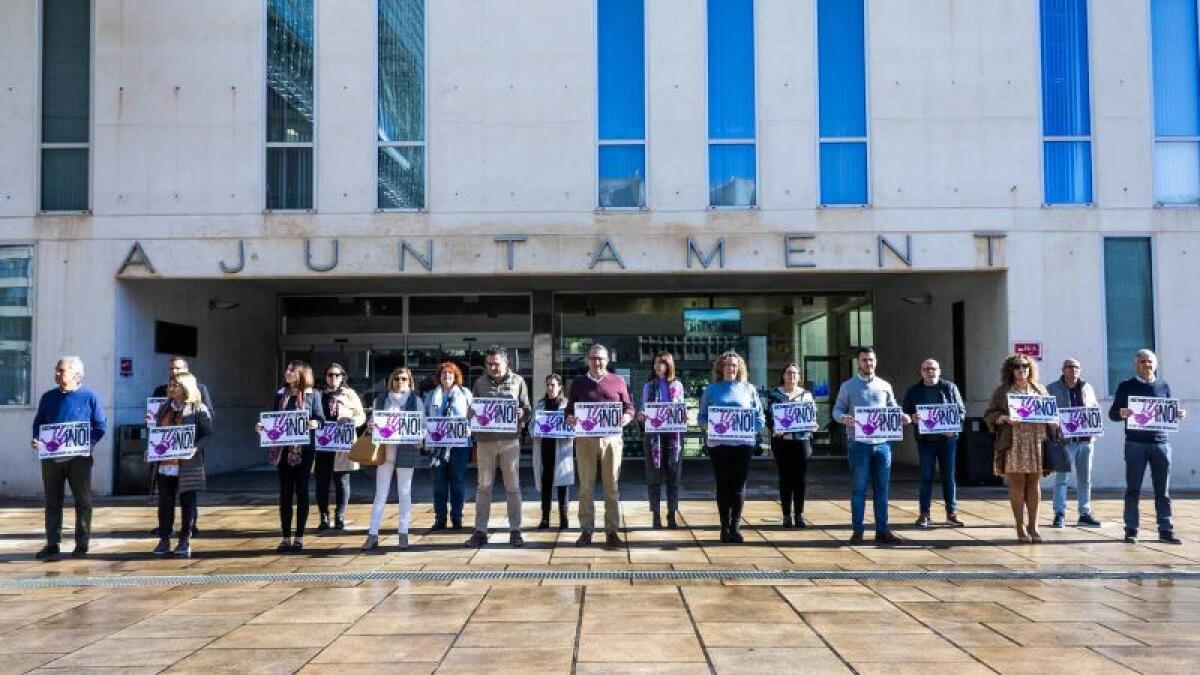 Benidorm rinde homenaje a las dos primeras víctimas de la violencia machista de 2023