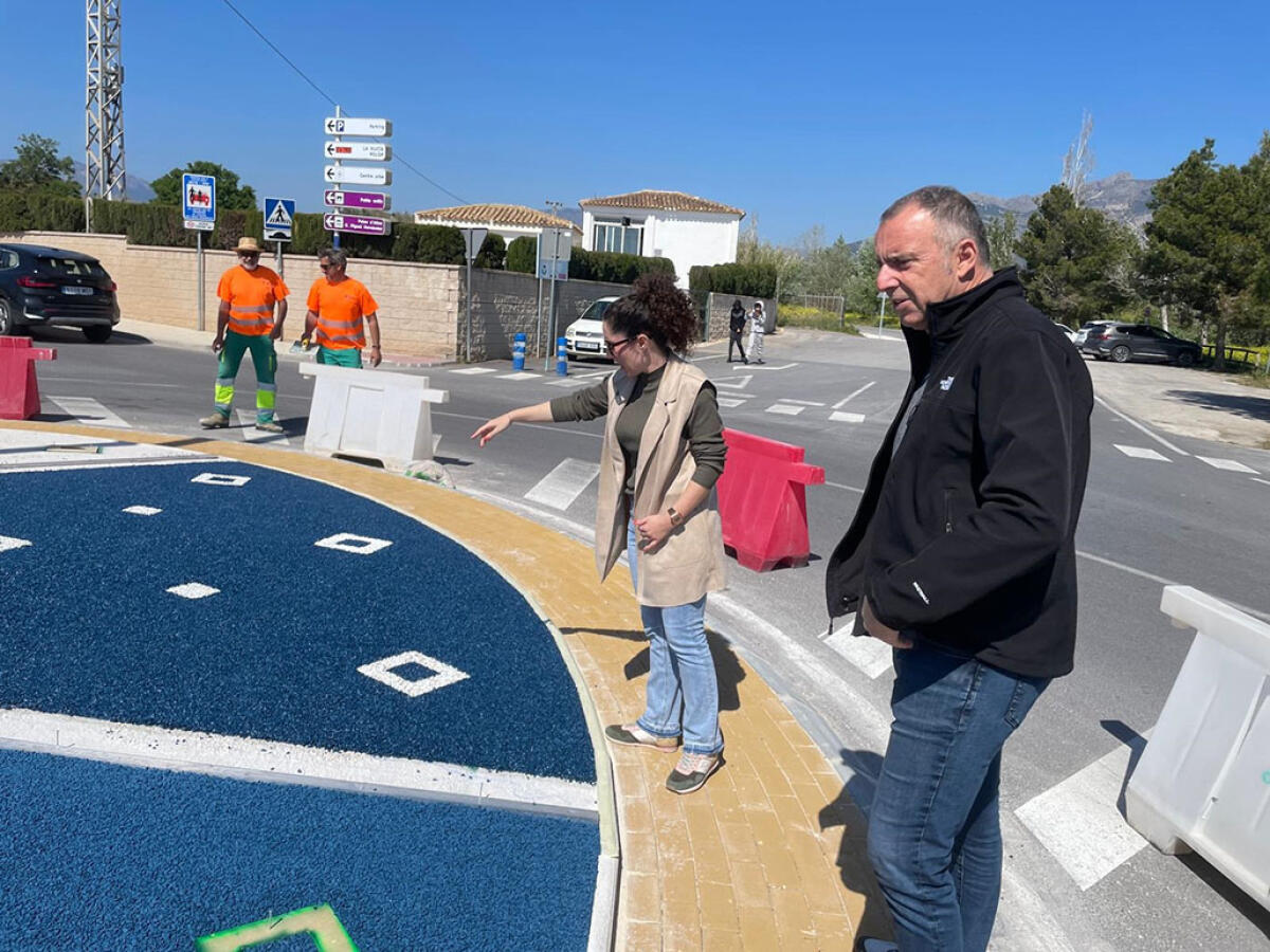 El Ayuntamiento ejecuta una rotonda en la intersecci&oacute;n del aparcamiento del r&iacute;o con el vial contiguo