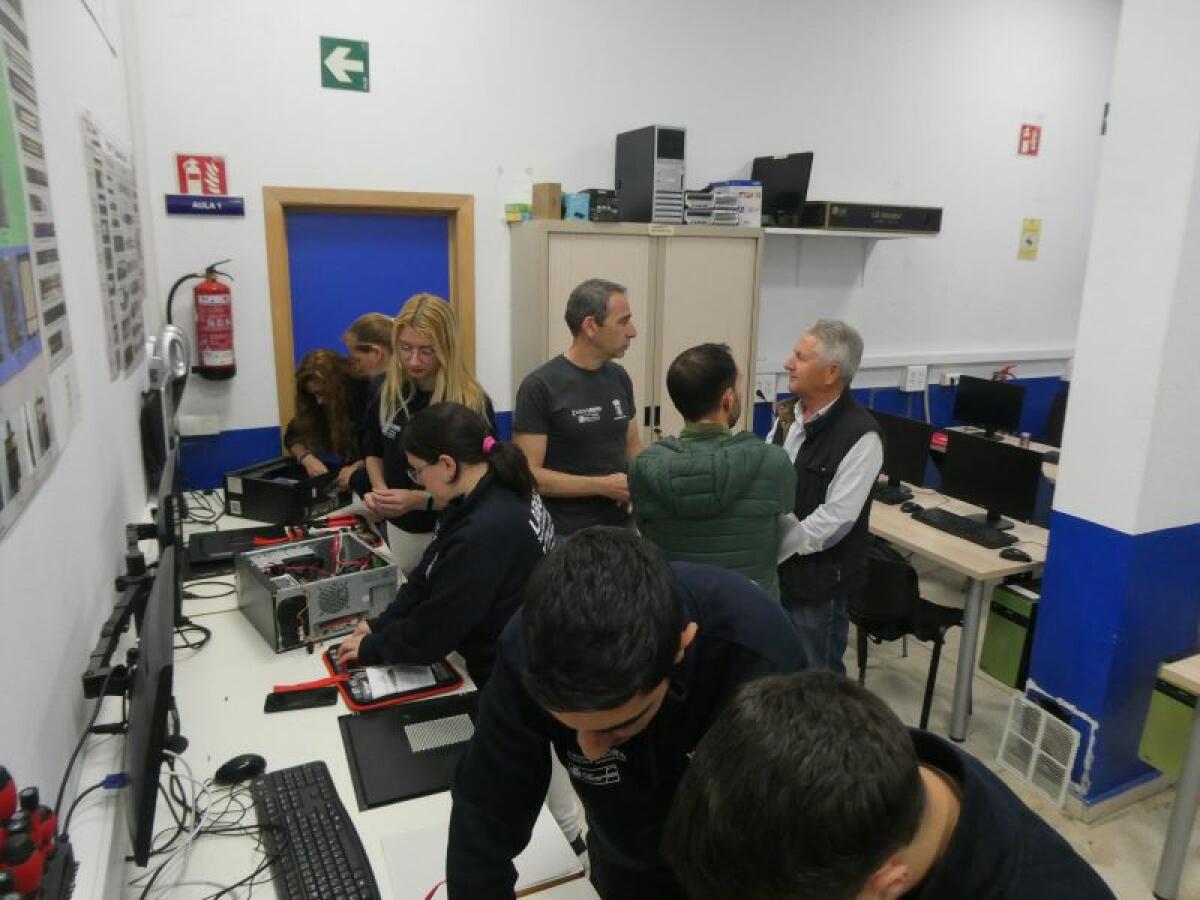 El Curso de Microinformática forma 15 desempleados en la Escuela de Oficios