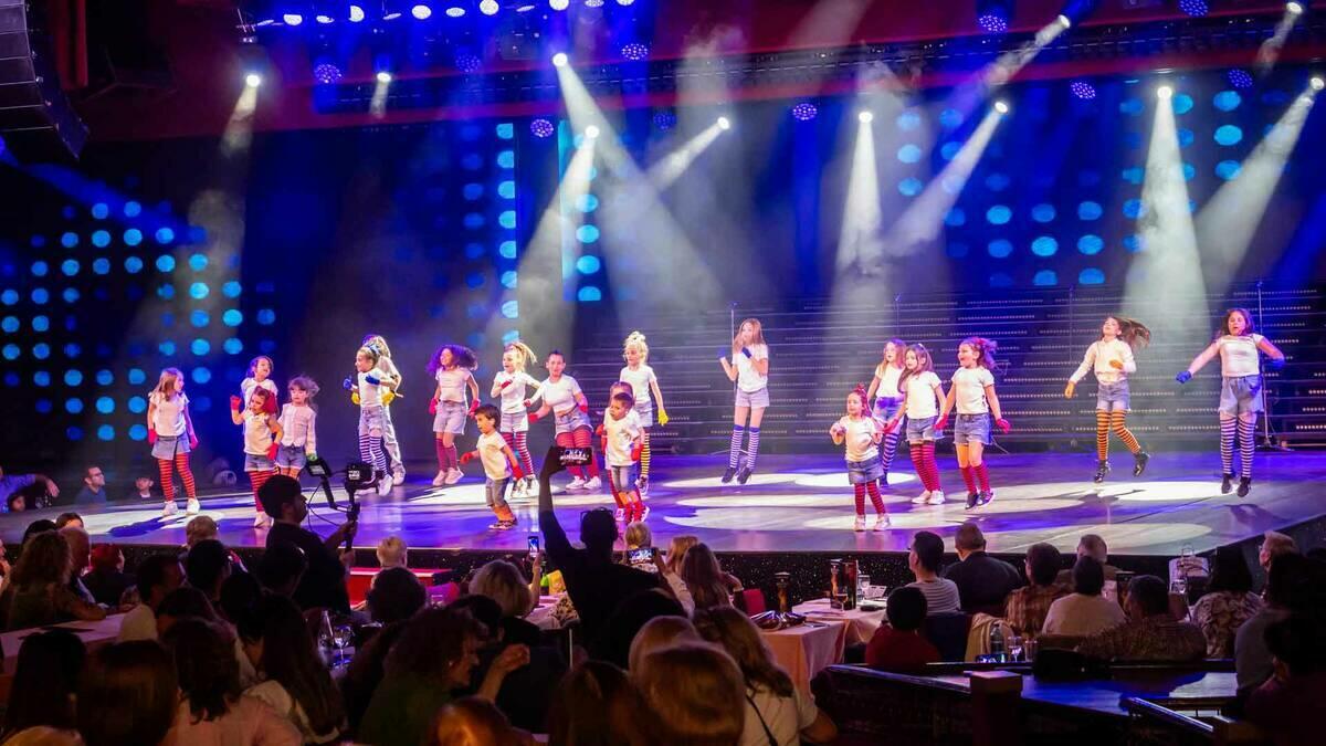 Lleno solidario en el Benidorm Palace en el festival de FAMPA a favor de Aspanion
