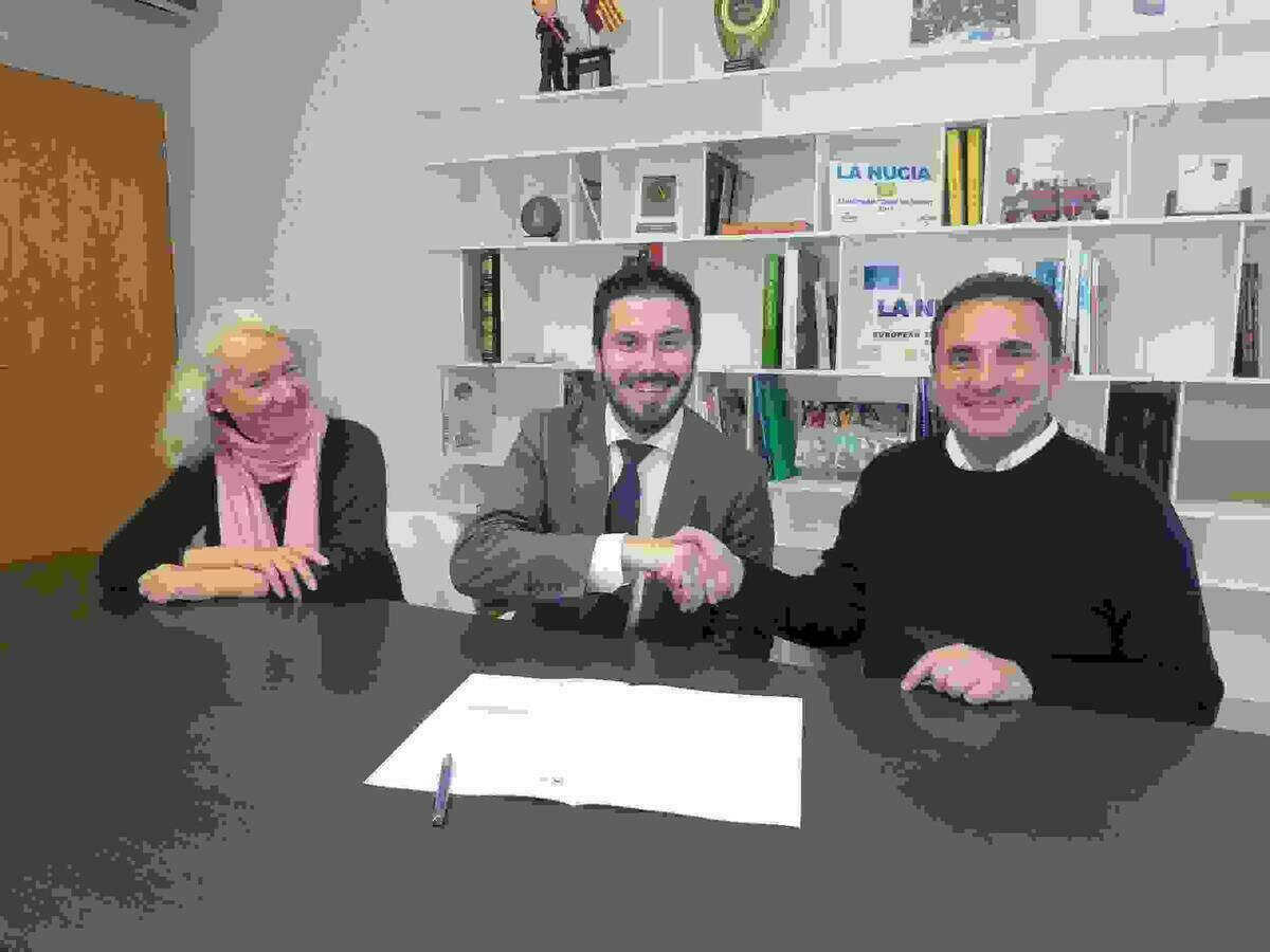 La Nucía · La “Obra Social de La Caixa”  dona 4.000 €  para una grúa-cama y relojes-gps-alzheimer 