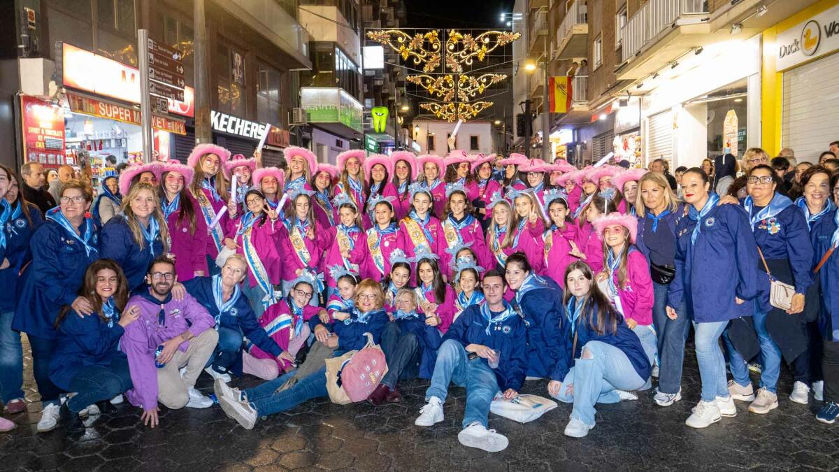 Benidorm vive una noche de alegría y color con la multitudinaria ‘Entrada de Penyes’