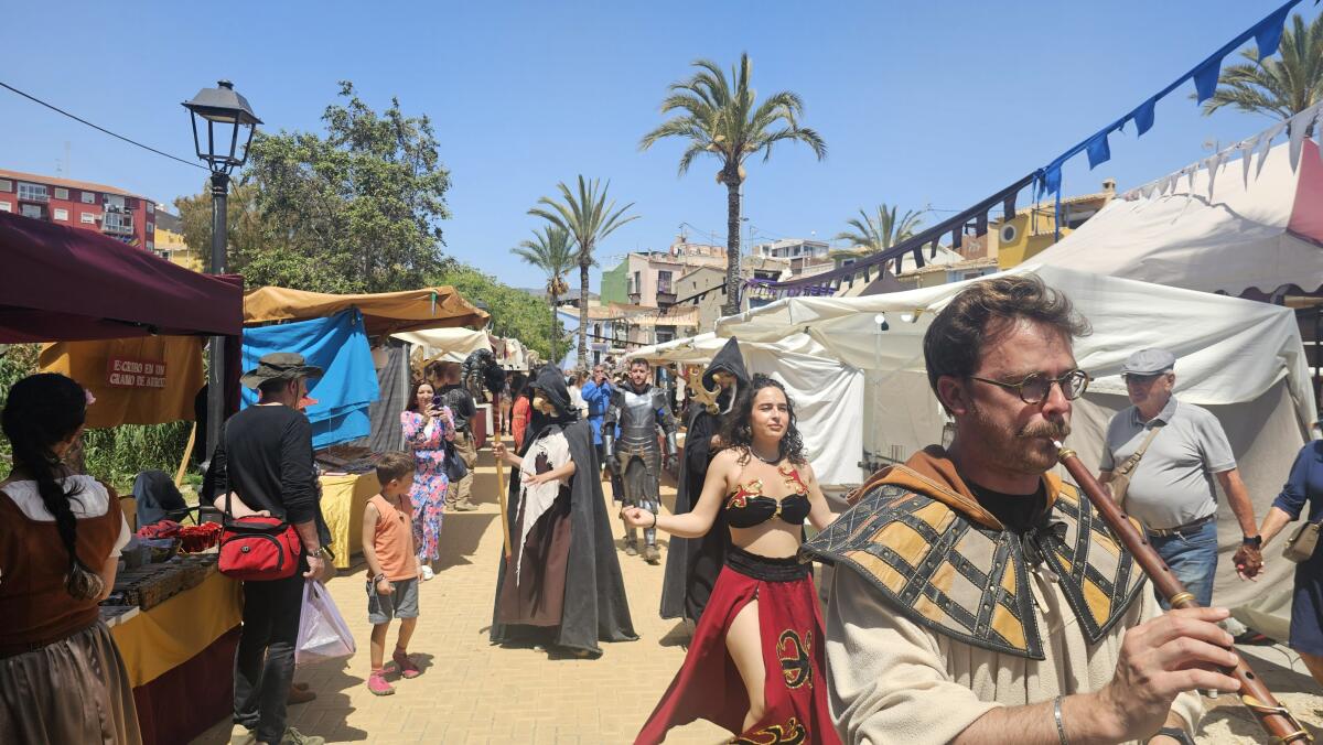Miles de personas visitan en este puente de mayo el Mercado Medieval de Villajoyosa 