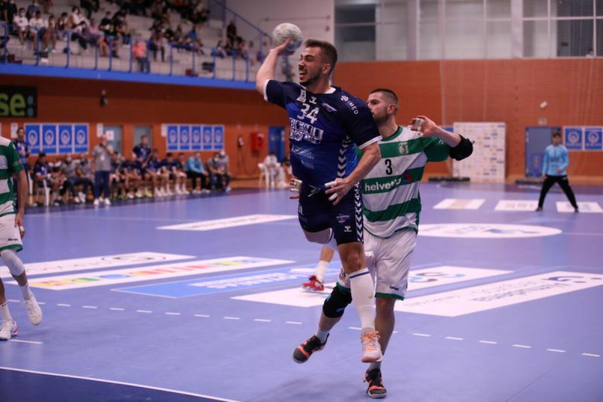 El Balonmano Benidorm reanuda la competición con un complicado desplazamiento a Pamplona