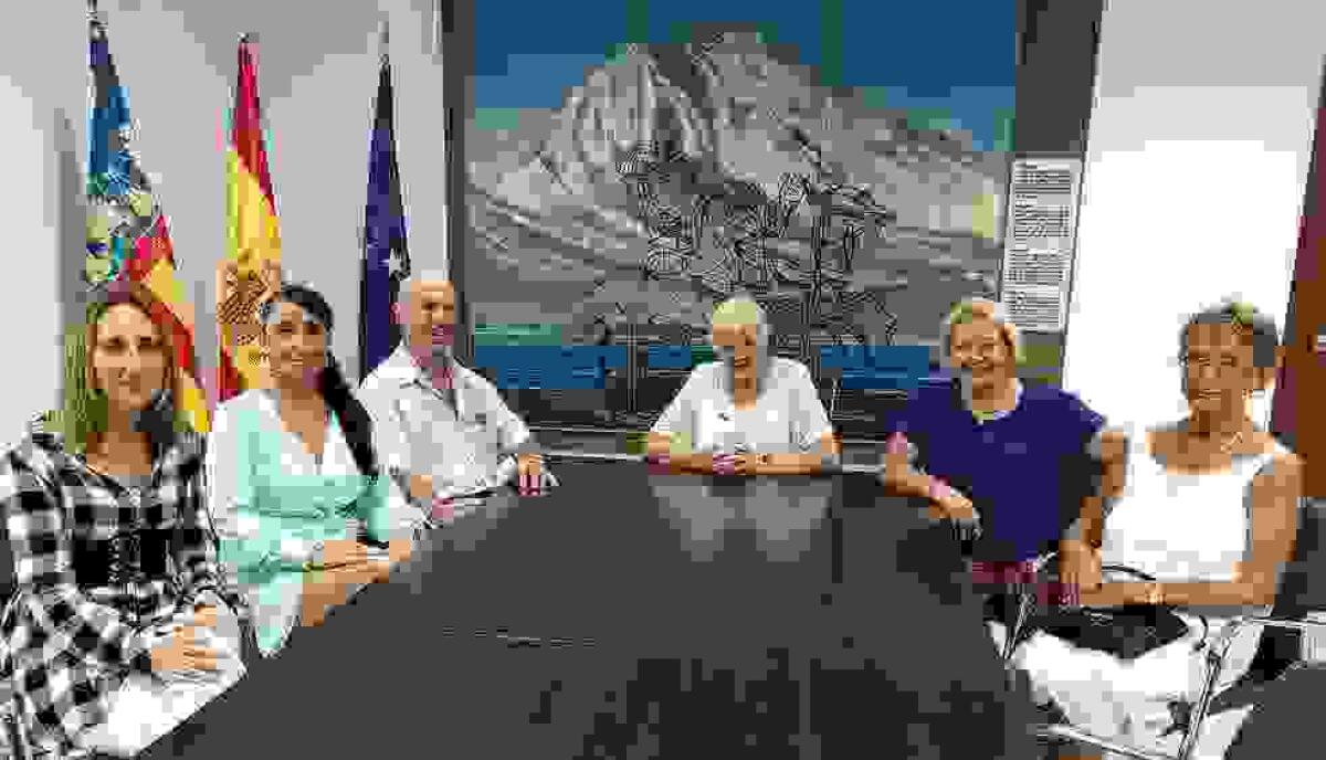 Donaci&oacute;n solidaria de la Asociaci&oacute;n &ldquo;Chums&rdquo; al departamento de servicios sociales de Finestrat