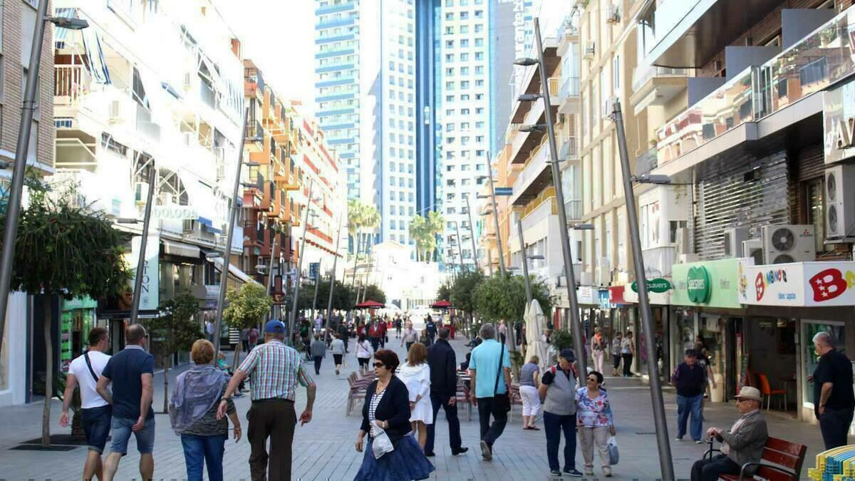 Benidorm aprueba las bases de la cuarta campaña del bono consumo #BenidormTeDaMás 