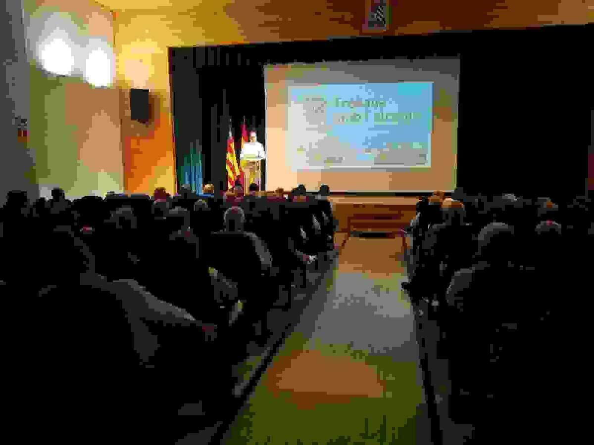 M&aacute;s de un centenar de personas asisti&oacute; ayer a la charla del alcalde de Finestrat 
