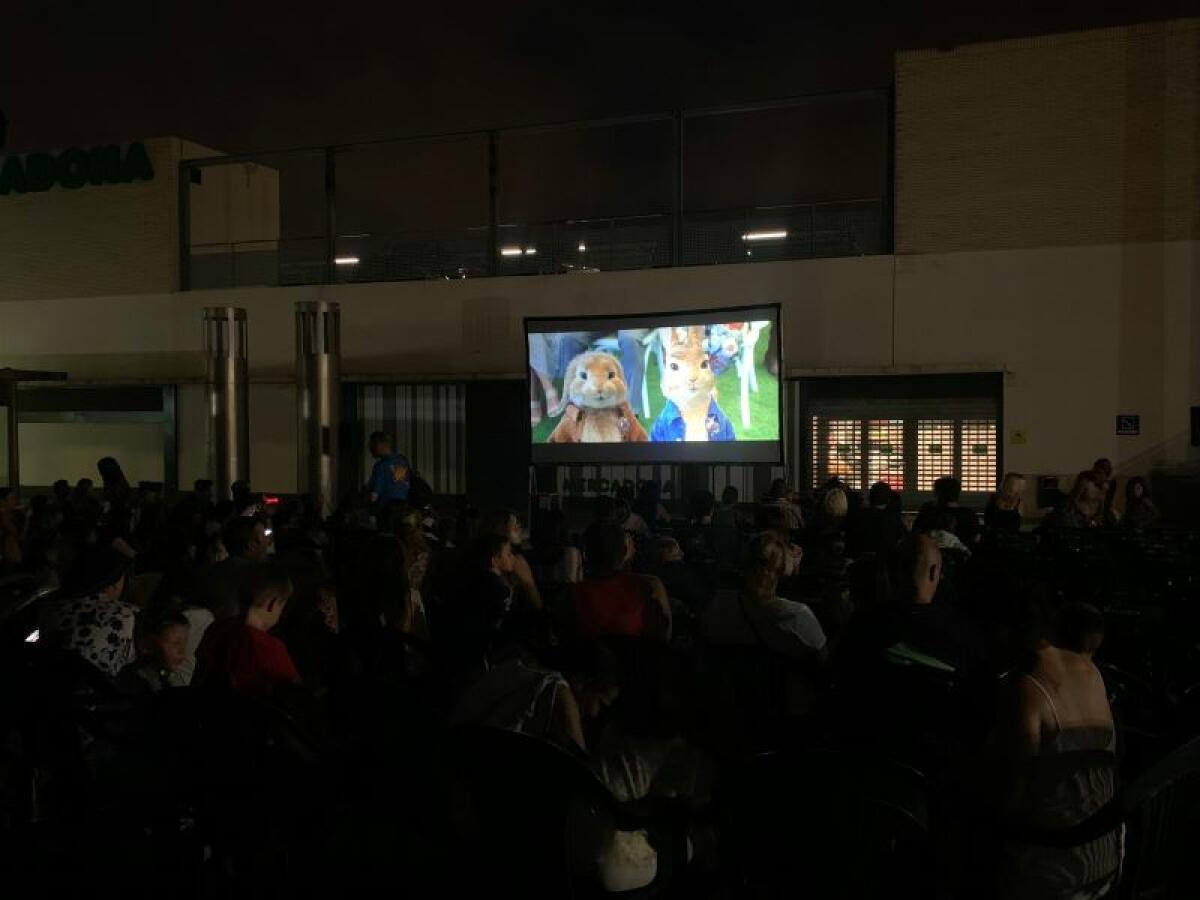 El público disfrutó con las aventuras de “Peter Rabbit 2” en la plaza del Sol  