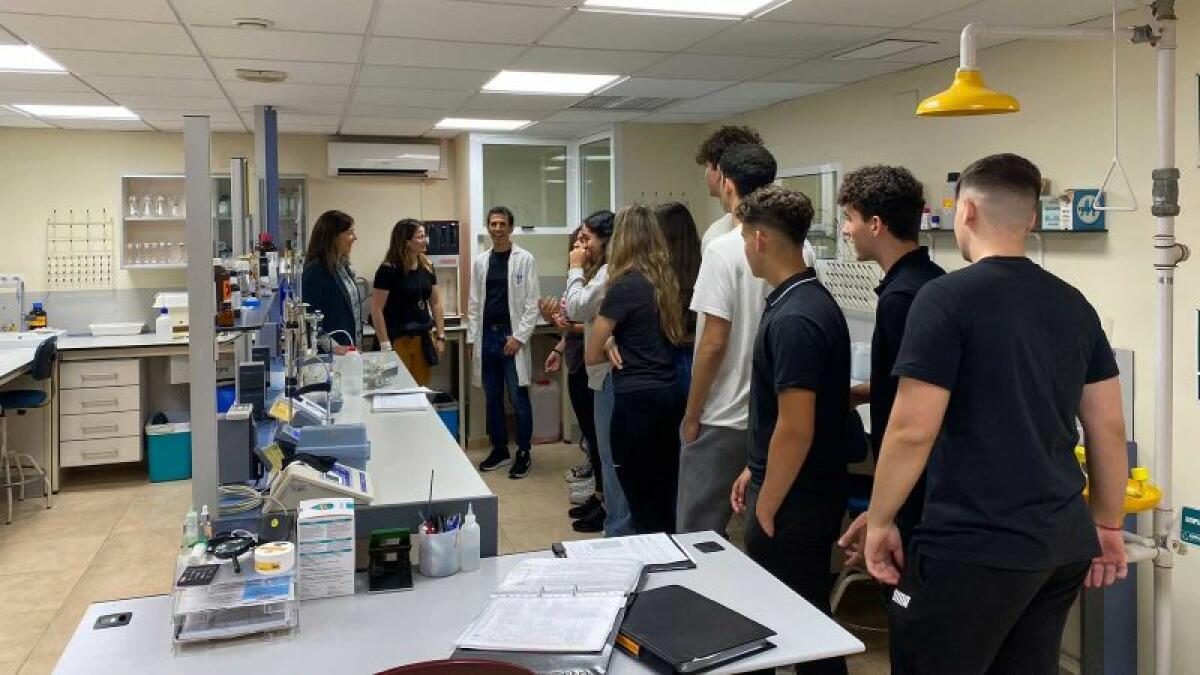 Alumnado del IES Bernat de Sarrià visita el laboratorio municipal