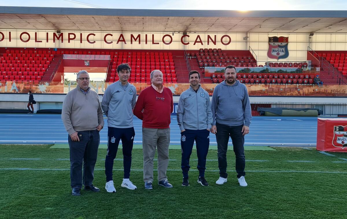 Santi Denia visita el Estadi Olímpic para los partidos de España sub 19