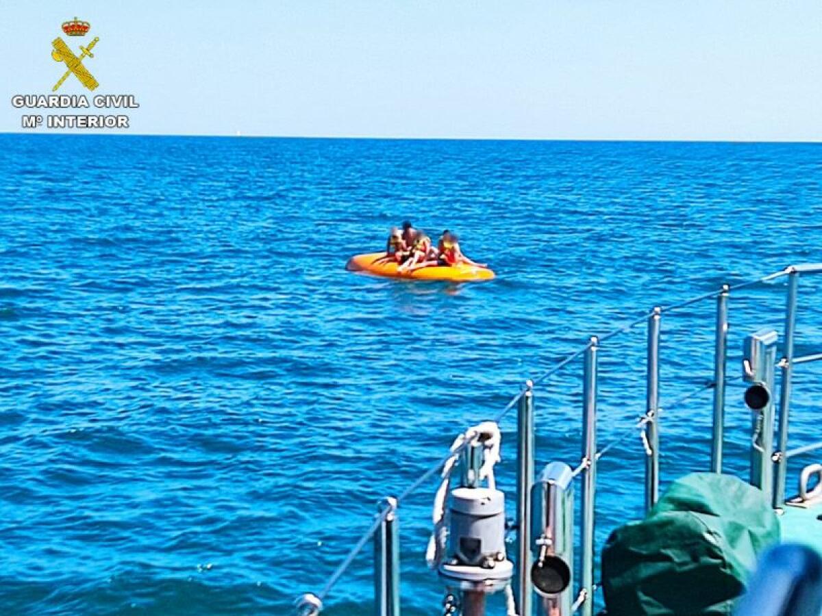 La Guardia Civil rescata en el mar a una familia a la deriva tras naufragar su embarcación en Santa Pola 