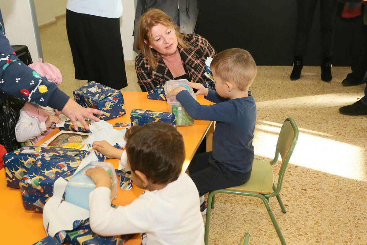 Los pequeños de la Escuela Infantil del Hogar Provincial Fernández Valenzuela disfrutan con la entrega de juguetes