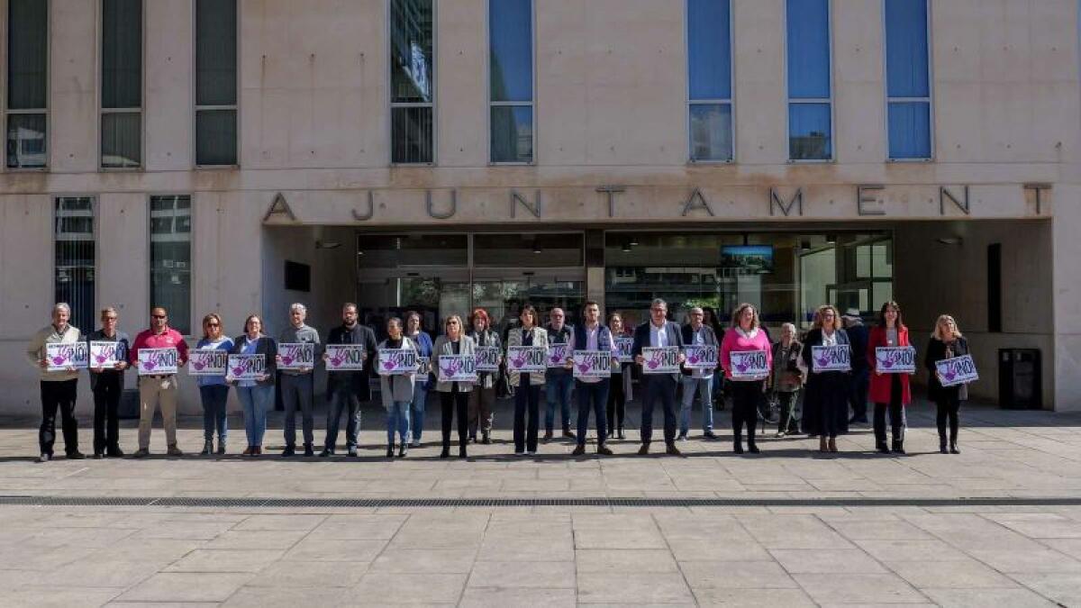 Benidorm condena con un minuto de silencio el asesinato de una mujer en Villanueva de Gállego, Zaragoza