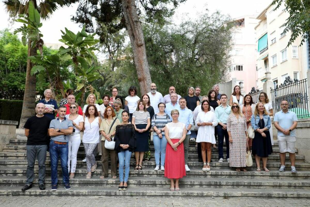 La Diputación de Alicante ha guardado hoy un minuto de silencio para condenar los dos últimos casos de violencia de género ocurridos en la Comunitat Valenciana