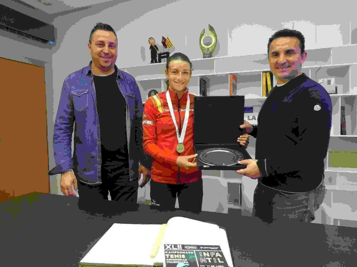 La Nuc&iacute;a &middot; La tenista Luc&iacute;a Llinares es recibida por su subcampeonato en el Conde God&oacute; 