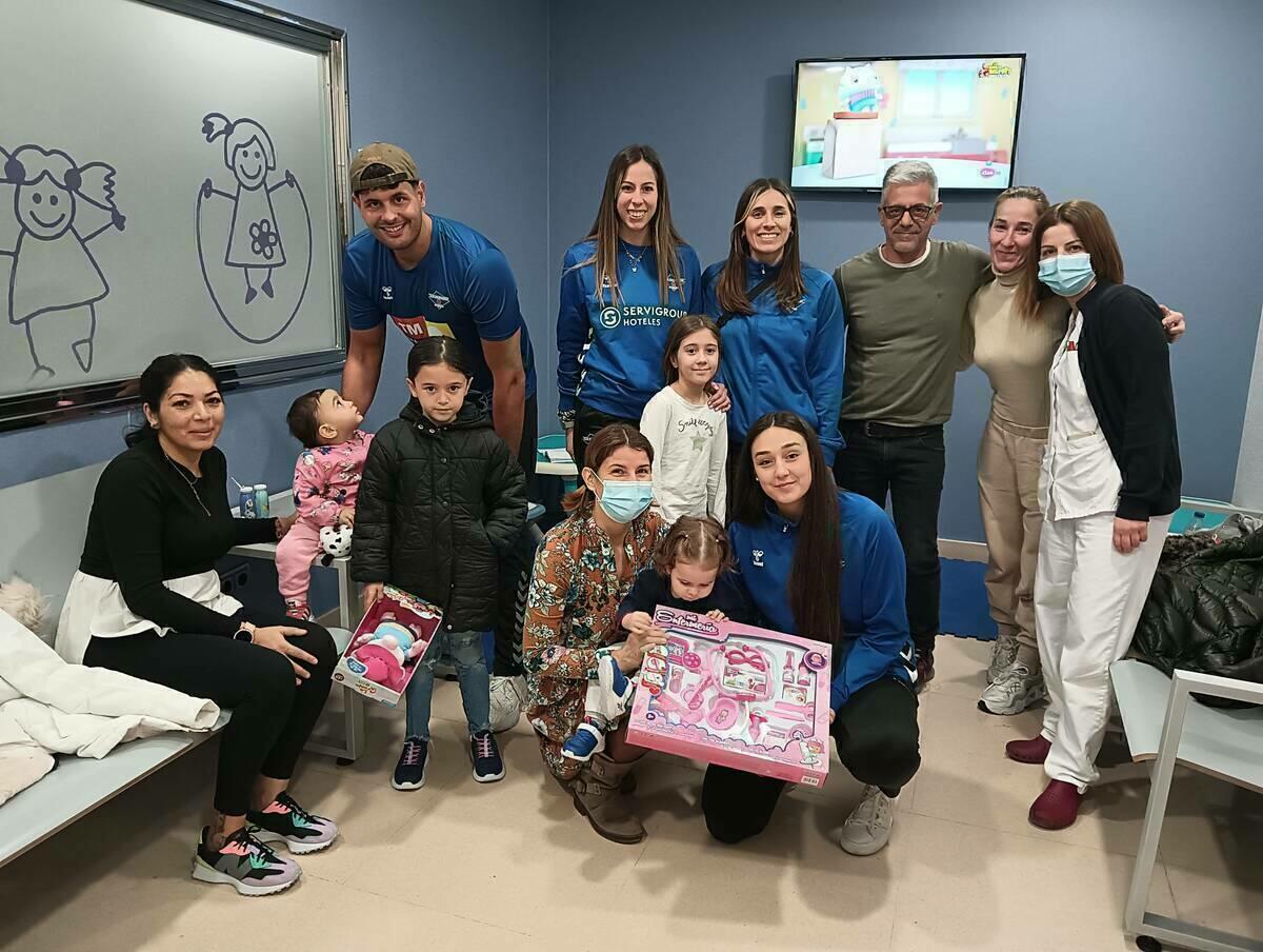 Visita del Club Balonmano Benidorm a los niños del Hospital IMED Levante