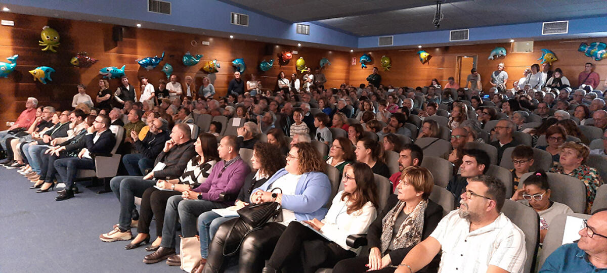 La presentació en societat del projecte “El Polp i l'Estrela de Mar” omple l'auditori del Centre Social