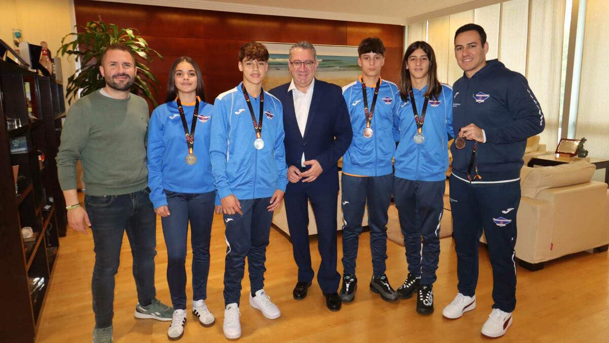 Toni Pérez recibe a los jugadores del Balonmano Benidorm que han disputado el Campeonato de España de Selecciones Autonómicas 