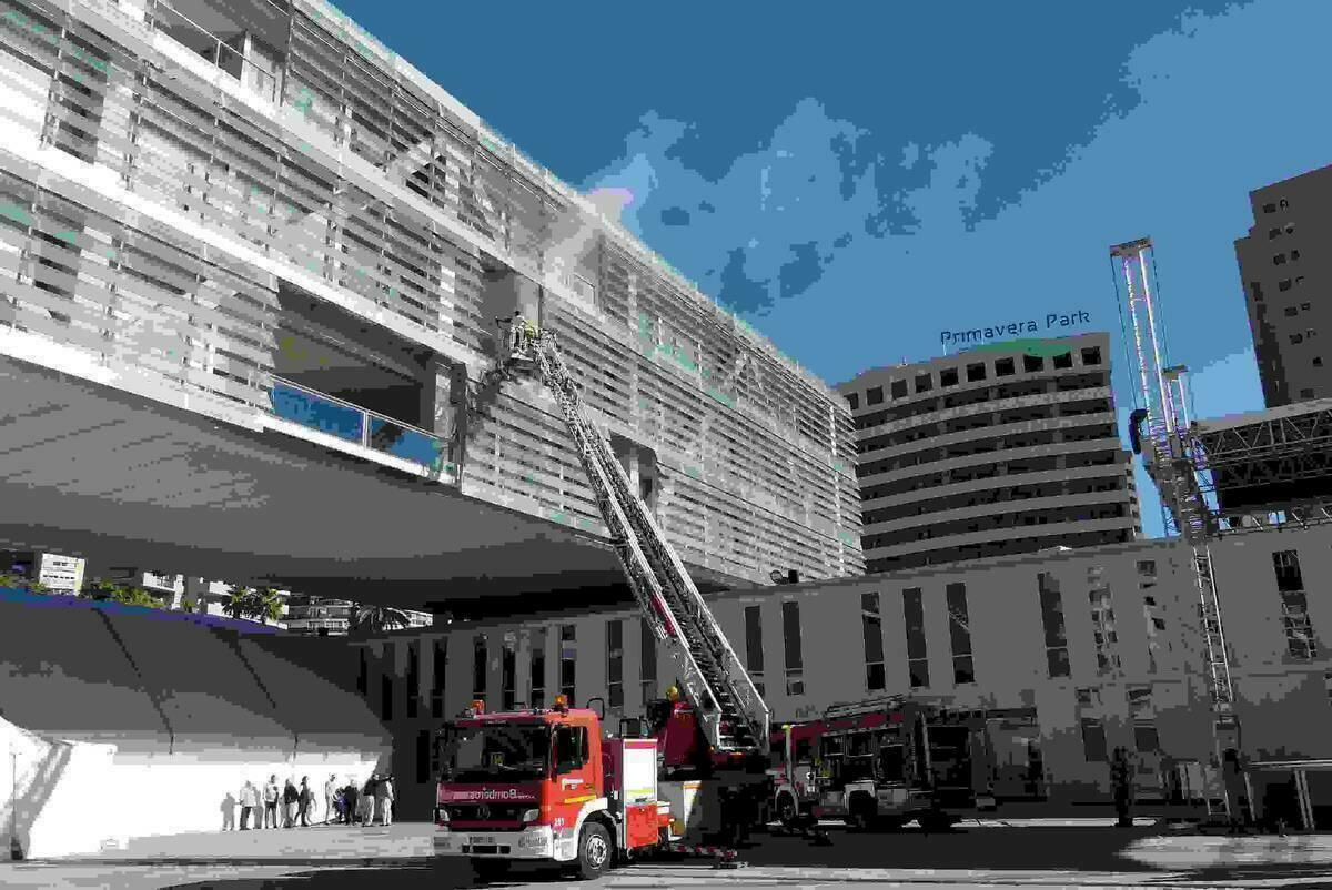 Benidorm &middot; Polic&iacute;a Local, bomberos y Cruz Roja participan en un simulacro de incendio en el Ayuntamiento
