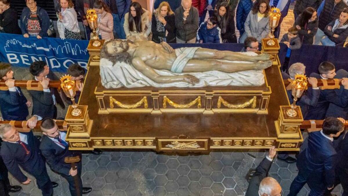 Las cofradías y hermandades de Benidorm acompañan al Santo Sepulcro en la Procesión General