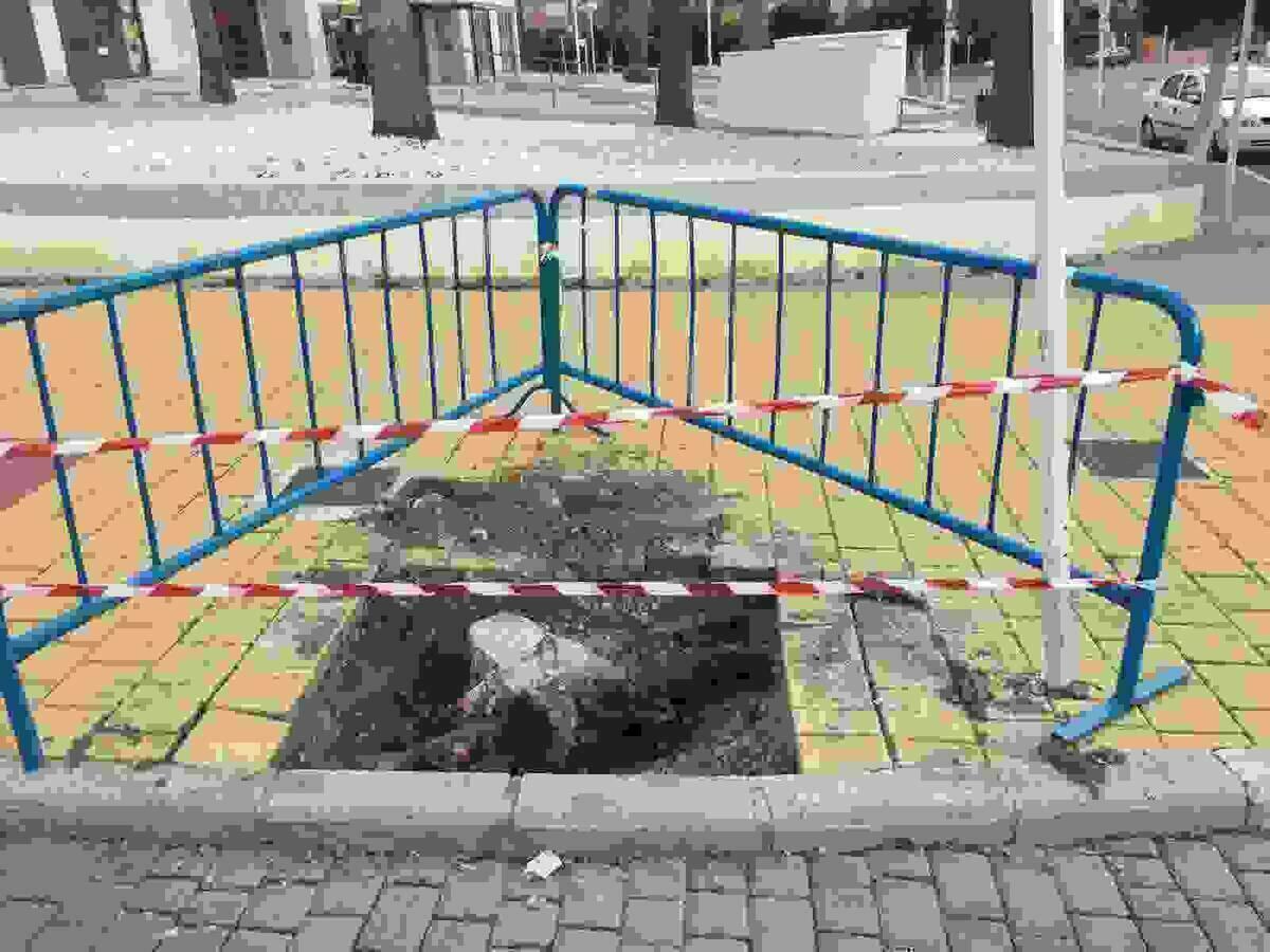 Reparan aceras en la Cala de La Vila 