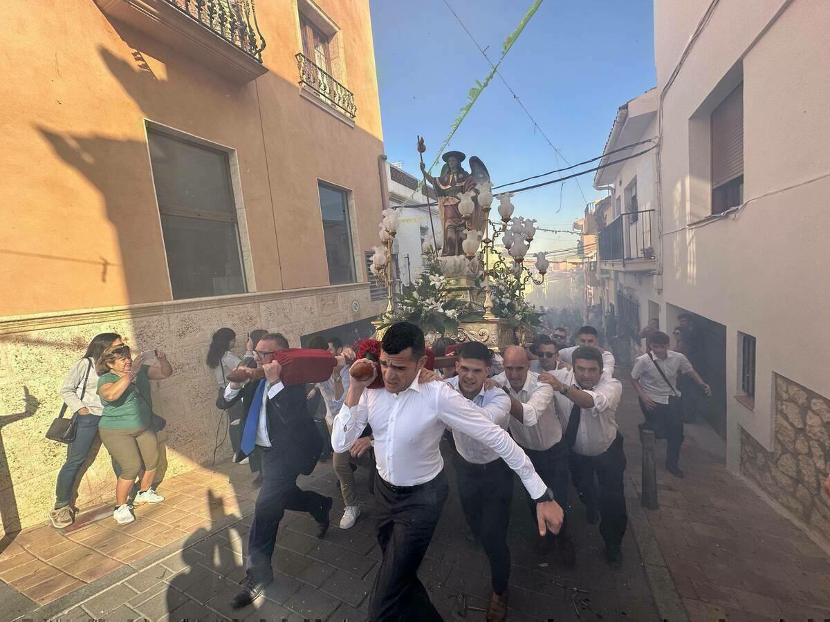 Sant Rafel corrió a “ritmo de traca” por las calles de La Nucía