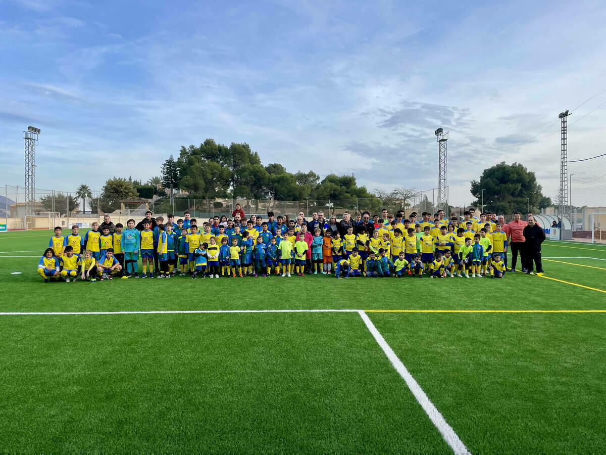 Gran ambiente en la presentación del Atlético  Callosa, con nuevo césped artificial y medidas homologadas del campo de futbol “Galbis”