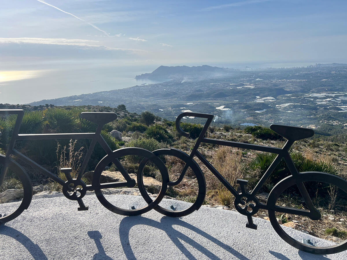 Una escultura de Mario Romero recordar&aacute; en la Sierra Bernia la llegada de la Vuelta Ciclista a la Comunidad Valenciana