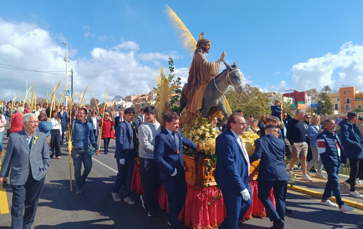 Una multitudinaria procesi&oacute;n de las palmas recorre Villajoyosa este Domingo de Ramos