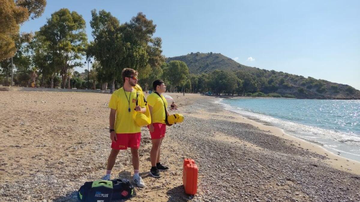 La playa de El Torres cuenta con la vigilancia de dos socorristas por primera vez