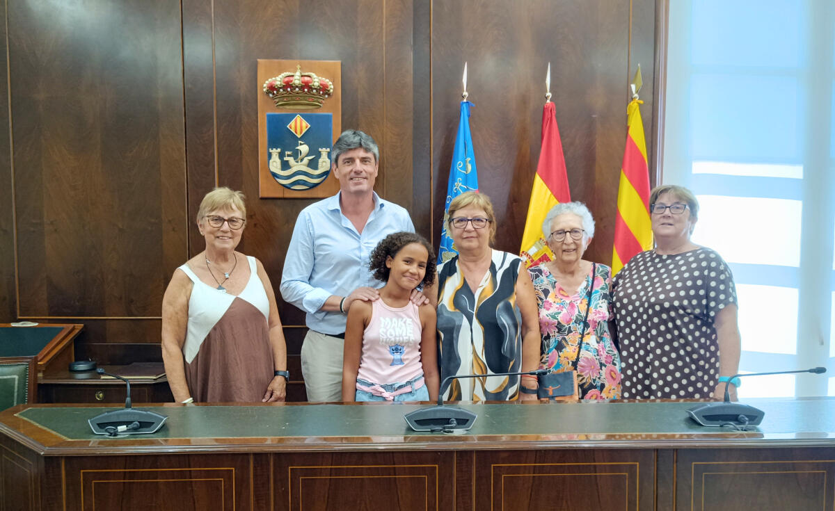 El Alcalde Marcos Zaragoza recibe a una ni&ntilde;a saharaui que pasa las vacaciones en Villajoyosa