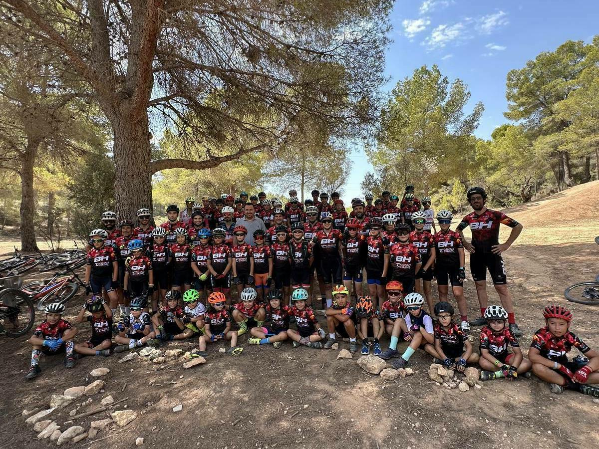 El III Campus de Carlos Coloma reúne a 65 bikers de toda España 