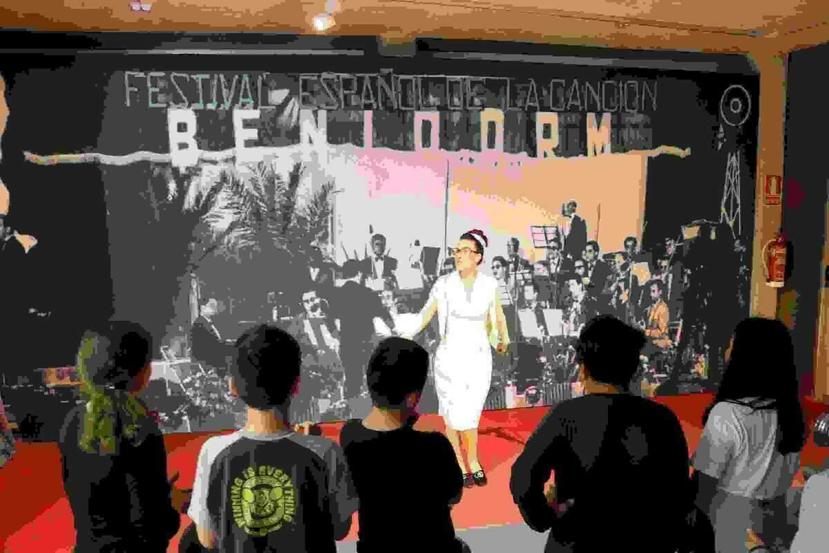 Alumnos de centros escolares de Benidorm giran visitas didácticas a la exposición del 60ª Aniversario del Festival de Benidorm
