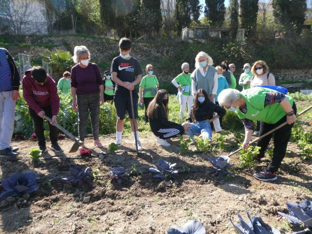 Senderismo y ecohuerto intergeneracional entre Instituto y Tercera Edad