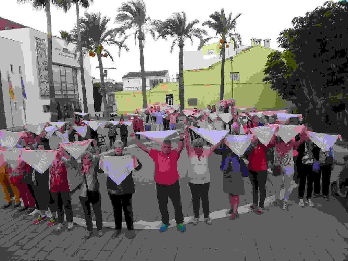 La Nucía extendió un “Gran Lazo Humano contra el Cáncer” 