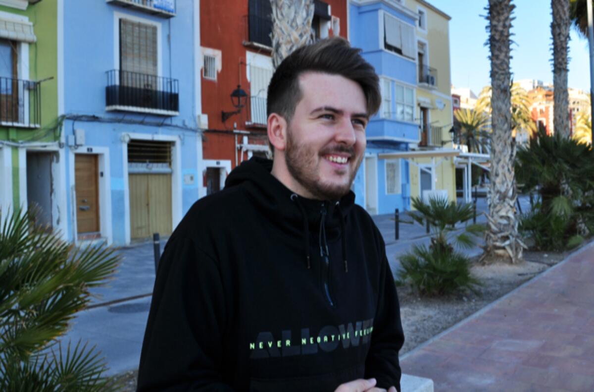 El Ayuntamiento de la Vila Joiosa reconocerá la labor divulgativa del valenciano entre la juventud realizada por el influencer vilero Fran Tudela ‘Cabrafotuda’