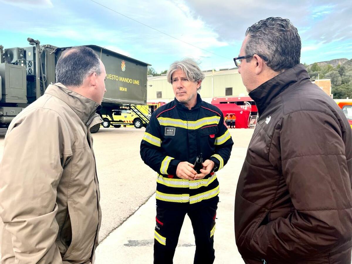 Toni Pérez visita el Puesto de Mando Avanzado del incendio de Montitxelvo para seguir las tareas de extinción