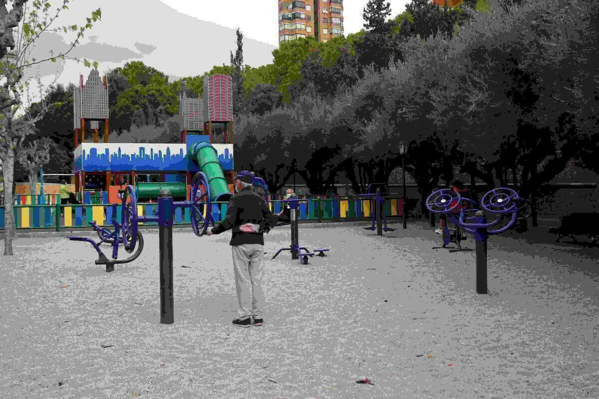 Benidorm reabre áreas de juego infantiles y zonas biosaludables e inicia la parcelación de sus playas