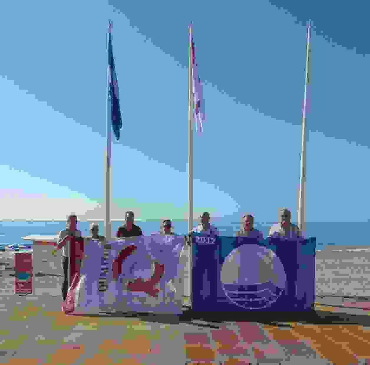 La Vila Joiosa iza sus cinco Banderas Azules y la Bandera de Qualitur