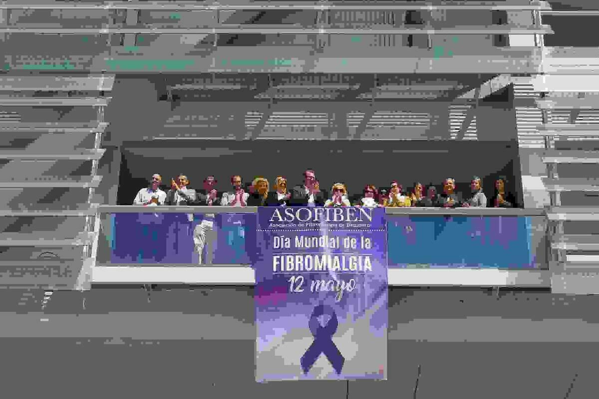   El balcón de Alcaldía de Benidorm exhibe la pancarta que conmemora el ‘Día Mundial de la Fibromialgia’
