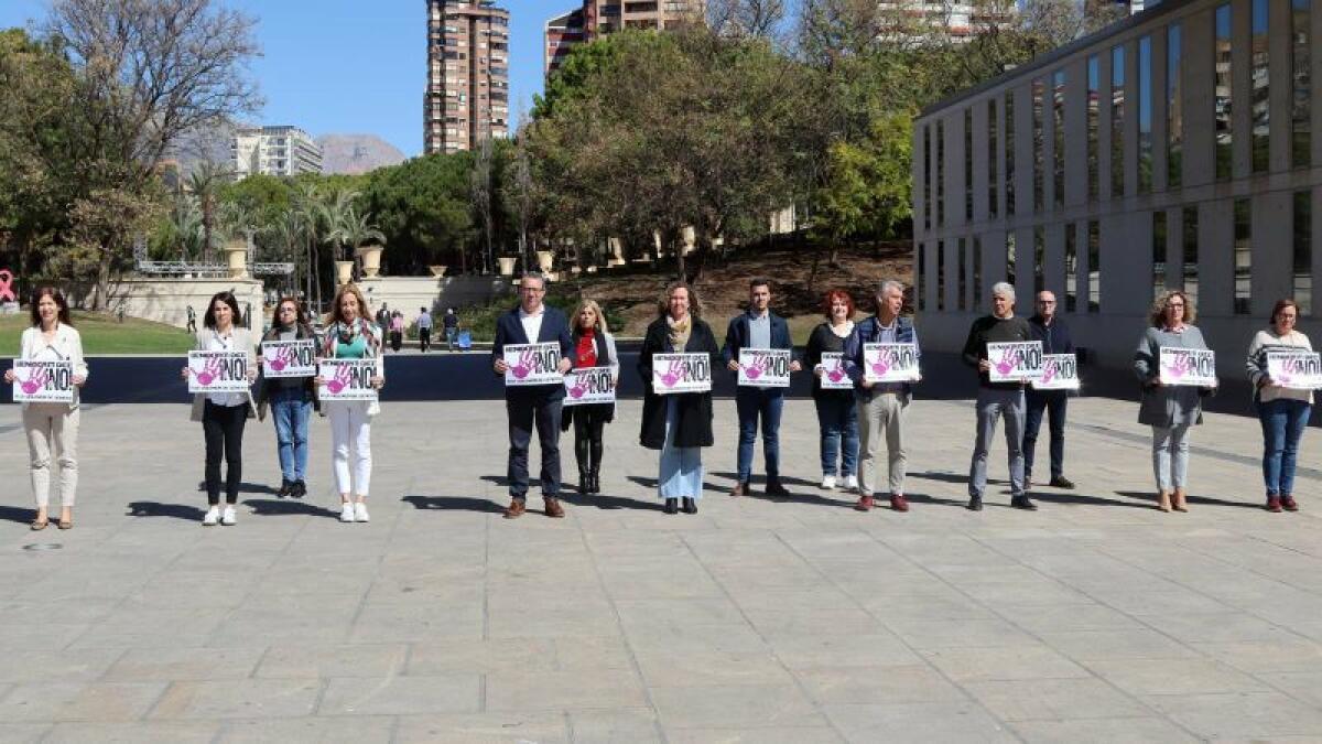 Benidorm muestra su condena por el último crimen machista ocurrido ayer en Palos de la Frontera (Huelva) 